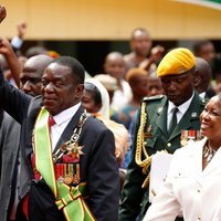 Foto: Jaunais Zimbabves prezidents Mnangagva nodod svinīgo zvērestu