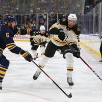 Girgensons un 'Sabres' neļauj Rikam Nešam ar uzvaru debitēt Bostonas 'Bruins' rindās
