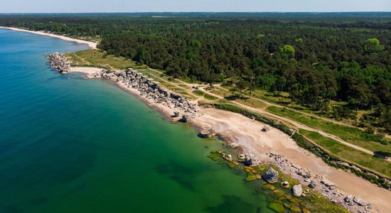 Названы самые замусоренные морские пляжи в Латвии