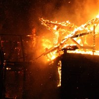В Вецмилгрависе горел гараж: в огне пожара погибла женщина