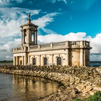Reizēm 'slīkst', reizēm – peld virs ūdens: neparasta baznīca Lielbritānijā