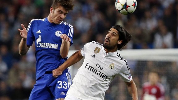 Real Madrid s Sami Khedira (R) is challenged by Schalke 04 s Roman Neustadter