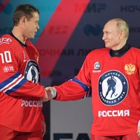 Covid-19: Slavenie hokejisti Fetisovs un Burē sēž izolācijā, lai uzspēlētu ar Putinu