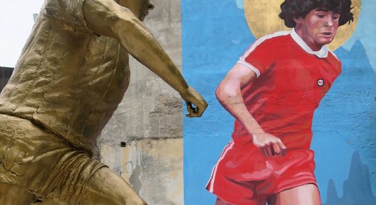 В Буэноc-Айресе возведена статуя в честь легенды футбола Марадоны