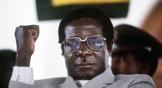 Foto: Zimbabves neatkarības ikona un diktators Mugabe laiku lokos