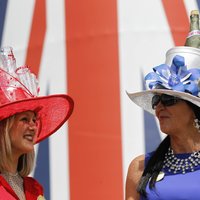 Britu dāmas pārsteidz ar pilnīgi trakām cepurēm