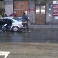 Foto: Rīgas centrā - auto un trolejbusa sadursme