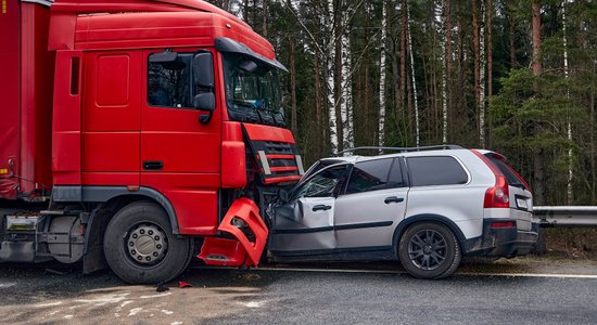 Vidējā atlīdzība par kravas auto nodarītajiem zaudējumiem joprojām ļoti augsta