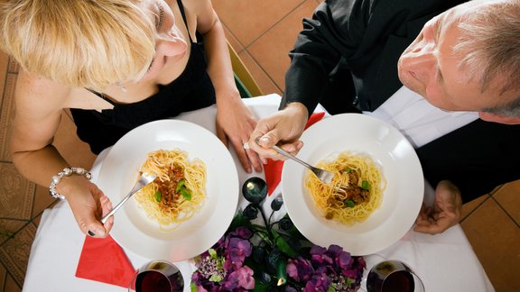 pāris romantika vakariņas randiņš ēdiens sieviete galds couple eating romantic