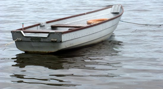 Vārves pagastā apgāžas laiva; VUGD turpinās meklēt vienu upē iekritušo