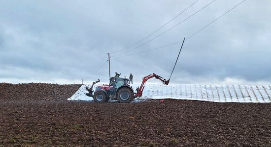 Traktora vadītājs ar strēli aizskar gaisvadu elektrolīniju un zaudē dzīvību