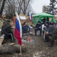 Lietus dēļ ievērojami sarucis prokrievisko protestētāju skaits Luhanskā