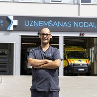 "Varu operēt arī mežā." Uģis Šolmanis par darbu Vidzemes slimnīcā un mobilajā vienībā