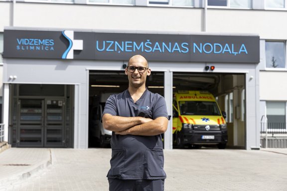 "Varu operēt arī mežā." Uģis Šolmanis par darbu Vidzemes slimnīcā un mobilajā vienībā