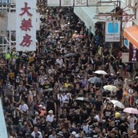 Ķīnas armija brīdinājusi Honkongas protestētājus