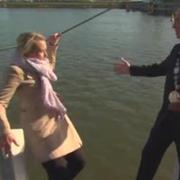 Video: TV reportiere tiešraides laikā ieveļas ūdenī