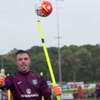 Video: Anglijas izlases trenera kuriozais sitiens treniņā