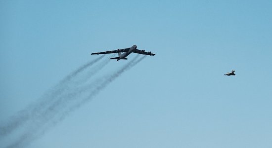 ФОТО, ВИДЕО: Небо над Латвией пересекли стратегические бомбардировщики B52