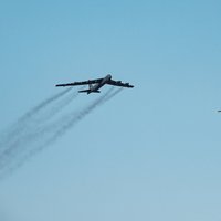Foto: Latviju pārlido ASV stratēģiskie bumbvedēji 'B52'