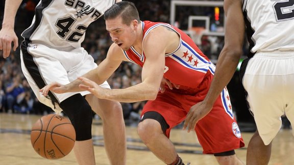 Kawhi Leonard, Davis Bertans, T.J. McConnell