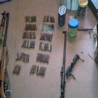 Foto: Policisti Ciblas novadā uziet 'pagrīdes' ložmetēju un munīciju
