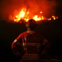 Gaisam sakarstot, apdraudēti centieni uzveikt mežu ugunsgrēkus Portugālē