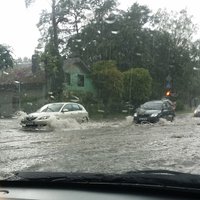 Foto un video: Jūrmalas ielas pēc spēcīga lietus