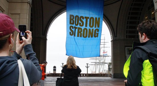 Foto: Bostonā piemin maratona traģēdijas gadskārtu