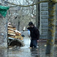 Pļaviņās notiek plūdu seku likvidācijas darbi; Jēkabpilī stāvoklis normalizējies