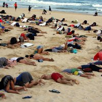 Сотни австралийцев в знак протеста зарыли свои головы в песок