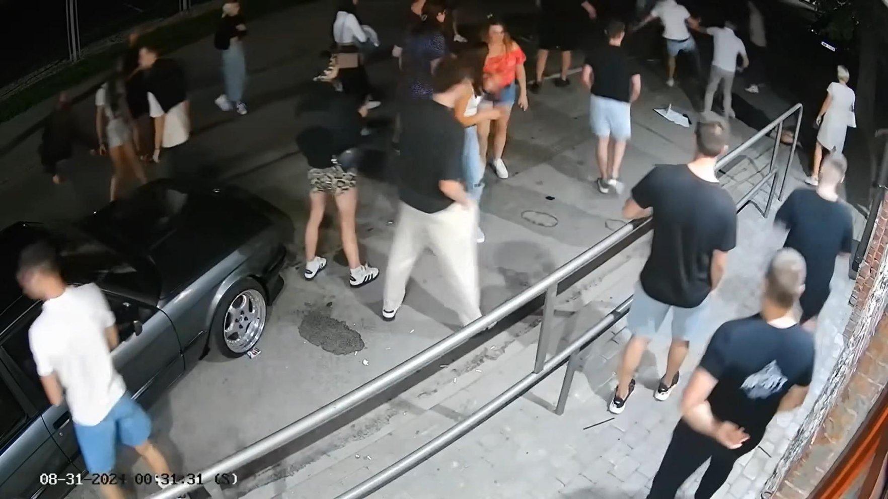 Video: Līvānos izceļas grupveida kautiņš; konfliktu spēj izšķirt vien specvienība