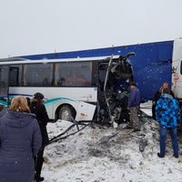 Avārijā uz Ventspils šosejas smagi cietis autobusa šoferis