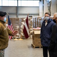 ASV vēstniecība Latvijai dāvina 27 500 medicīnisko izolācijas tērpu un kombinezonu