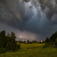 Tuvākajās stundās gaidāms pērkona negaiss ar krasām vēja brāzmām