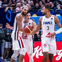'Eurobasket 2022': Francija grandu cīņā pagarinājumā 'salauž' Itāliju un iekļūst pusfinālā