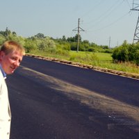Fotoreportāža: ministrs reidā pārbauda ceļu būves kvalitāti