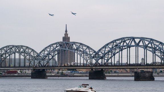 Foto: Sabiedroto spēku bumbvedēji pārlido Rīgu