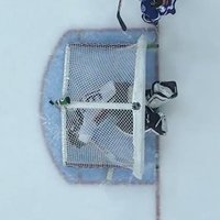 Video: NHL vārtsargs nonāk savu vārtu 'gūstā'