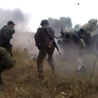 Video: Prokrieviskie kaujinieki šauj no haubicēm un 'Grad'