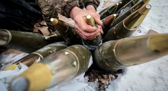 Ukraiņu karavīri spiesti rūpīgi sadalīt munīciju, pauž Baltais nams