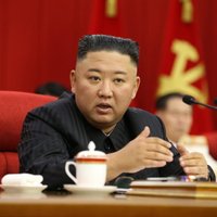 Kims 10 gadus Ziemeļkorejas vadītāja amatā atzīmē, atklājot svarīgu partijas sanāksmi