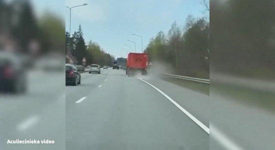 ВИДЕО: на Елгавском шоссе задержан пьяный водитель грузовика