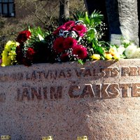 Foto: Čakstes nāves dienā pie viņa pieminekļa Jelgavā gulst ziedi