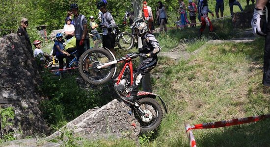 Triāla sezonas atklāšanā Liepājā Andris Grīnfelds pārspēj pasaules līderi Peteru Vranaku