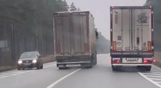 Video: Pie Lilastes kravas auto apdzen, neskatoties uz pretimbraucējiem