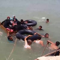 Foto: Irākieši uz kamerām, kastēs un peldus pār Eifratu bēg no 'Daesh'