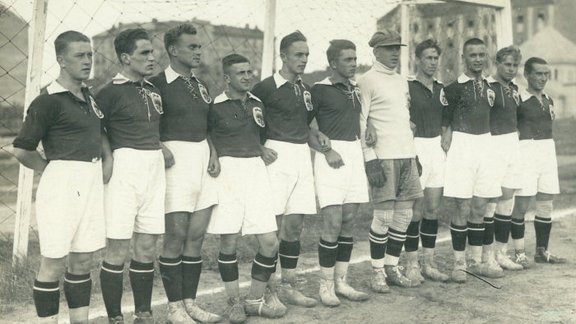 Latvijas futbola izlase 20. gs. 20. gados. Foto no Latvijas Sporta muzeja krājuma