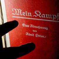 Hitlera personiskais 'Mein Kampf' eksemplārs izsolē pārdots par 24 tūkstošiem eiro
