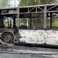 ВИДЕО: В Бабите загорелся автобус №13 предприятия Rīgas Satiksme