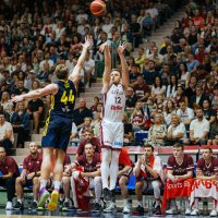 Latvijas basketbolisti ar nevienmērīgu sniegumu izcīna uzvaru pirmajā pārbaudes spēlē